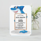 Invitation drôle de fête d'anniversaire de requin (Debout devant)