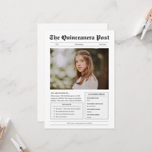 Invitation Drôle photo de journal en noir et blanc Quinceaner (Devant/Arrière en situation)