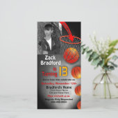 Invitation du 13e anniversaire, panier (Debout devant)