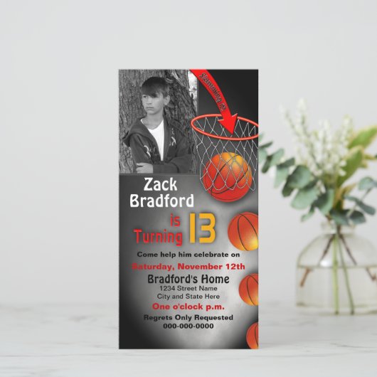 Invitation du 13e anniversaire, panier (Debout devant)