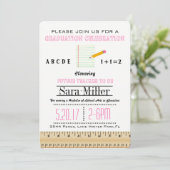 Invitation d'un enseignant de règle et crayon (Debout devant)