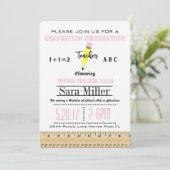 Invitation d'un enseignant de règle et crayon (Debout devant)