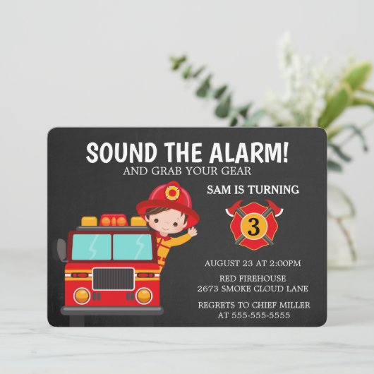 Invitation d'un pompier de camion-pompier (Debout devant)