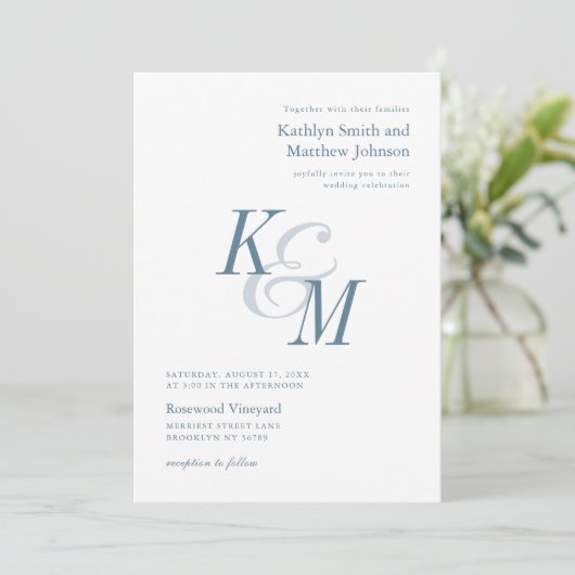 Invitation Dusty Bleu élégant Mariage classique Monogramme (Debout devant)