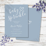 Invitation Dusty Blue Baby Boy Baby Sprinkle Douche<br><div class="desc">Une invitation à la douche minimaliste moderne avec un coeur dessiné à la main et une typographie élégante sur un arrière - plan bleu poussiéreux. Conçu par Thisisnotme©</div>