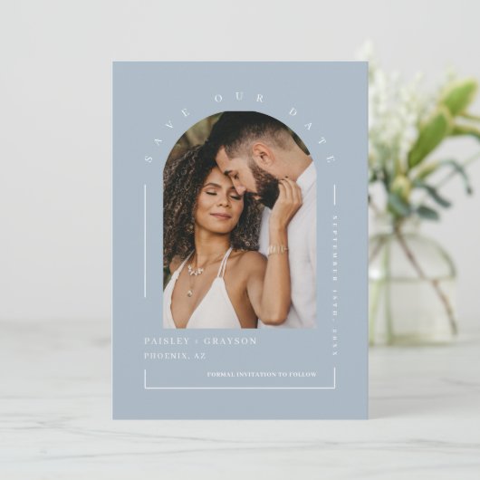 Invitation Dusty Blue Boho Arch Photo QR Code Enregistrer not (Debout devant)