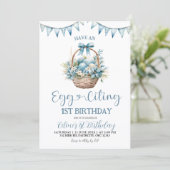 Invitation Dusty Blue Eggciting Birthday (Debout devant)