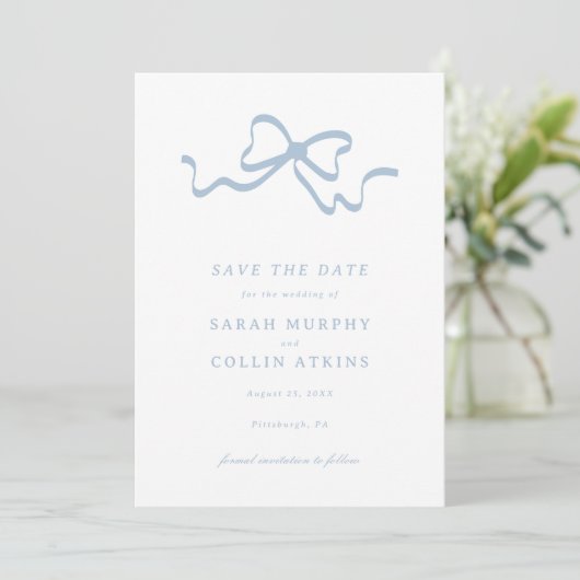 Invitation Dusty Blue Elegant Bow Enregistrer la date (Debout devant)