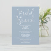 Invitation Dusty Blue élégant Script Bridal Bunch Douche (Debout devant)