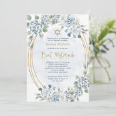 Invitation Dusty Blue et Gold Floral | Bat mitzvah élégant (Debout devant)