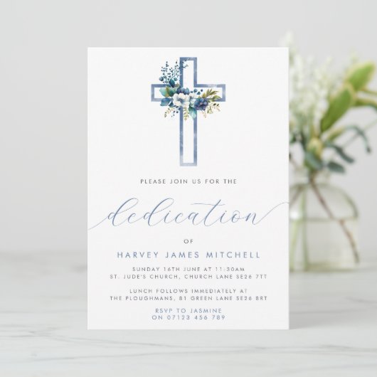 Invitation Dusty Blue Floral Cross Dédication bébé (Debout devant)