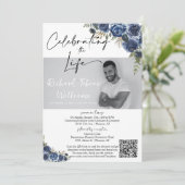 Invitation Dusty Blue Floral QR Code Memorial Photo Funéraill (Debout devant)