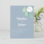 Invitation Dusty Blue Greenery Monogram Mariage (Debout devant)