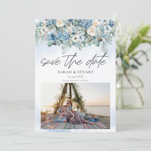 Invitation Dusty Blue Hydrangea Photo QR Code Enregistrer La  (Debout devant)