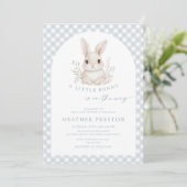 Invitation Dusty Blue Little Bunny Gingham Arch Baby Shower (Debout devant)