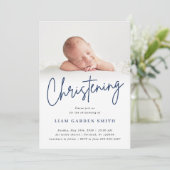 Invitation Dusty Blue manuscrit Script Christening Boy (Debout devant)
