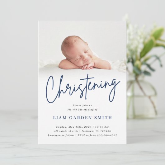 Invitation Dusty Blue manuscrit Script Christening Boy (Debout devant)