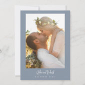 Invitation Dusty Blue Minimalist Script Mariage moderne (Dos)