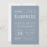 Invitation Dusty Blue Modern Typographie Surprise Anniversair<br><div class="desc">Une typographie moderne et minimale amusante invitation à la surprise adulte en bleu et blanc poussiéreux,  idéal pour les 21ème,  30ème,  40ème,  50ème,  60ème,  70ème,  80ème,  90ème ou tout autre âge simple fête d'anniversaire,  fête surprise,  ou toute autre occasion! Personnalisez-le avec votre propre texte et vos informations personnelles.</div>