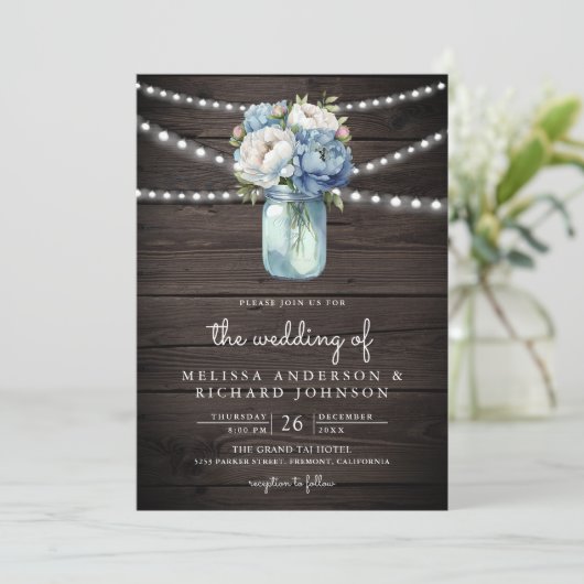 Invitation Dusty Blue Peony Mason Jar QR Code Mariage en bois (Debout devant)