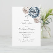 Invitation Dusty Blue Peony Rose et Parties scintillant Coupl (Debout devant)