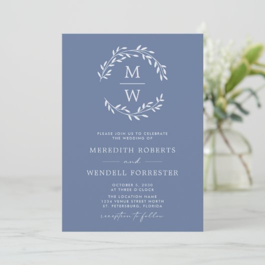 Invitation Dusty Blue QR Code RSVP Monogram Wreath Mariage (Debout devant)