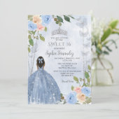 Invitation Dusty Blue Silver Floral Princess Sweet 16 (Debout devant)