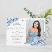 Invitation Dusty Blue Silver Quinceañera Enregistrer la date  (Debout devant)