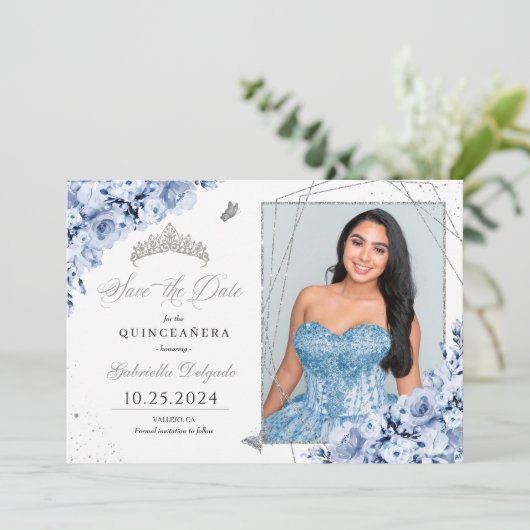 Invitation Dusty Blue Silver Quinceañera Enregistrer la date  (Debout devant)
