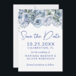 Invitation Dusty Blue sur White Romantic Floral Enregistrer l<br><div class="desc">Bleu Duché sur blanc romantique floral sur bleu clair floral Enregistrer la carte Date. Nom,  date et information de la Personnaliser.</div>