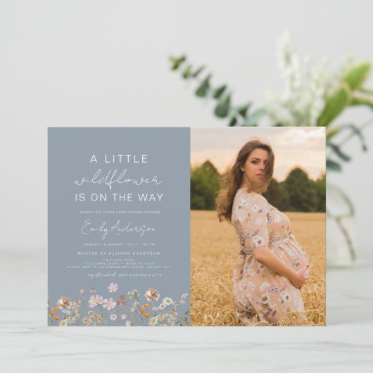 Invitation Dusty Blue Un Petit Baby shower Photo Fleur sauvag (Debout devant)