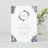 Invitation Dusty Blue Watercolor Feuilles Monogram Mariage (Debout devant)