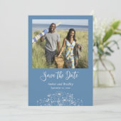 Invitation Dusty Blue White Fleur sauvage Photo QR Code Maria (Debout devant)