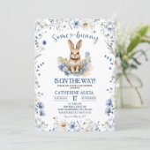 Invitation Dusty Blue Wildflower Bunny baby shower (Debout devant)