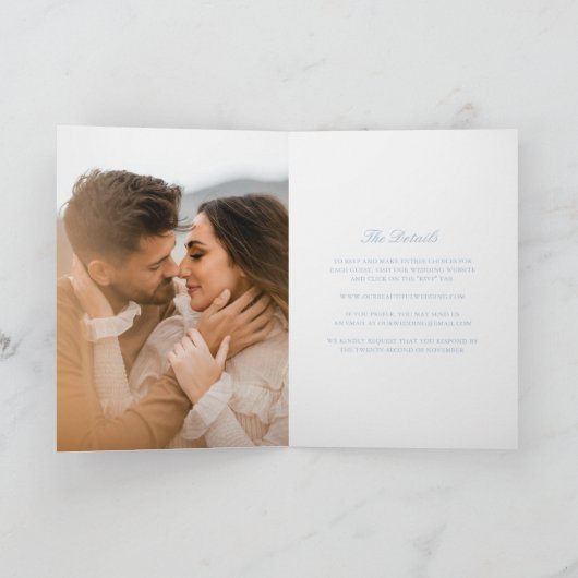 Invitation Dusty Blue Wreath Monogramme Mariage élégant (Intérieur)