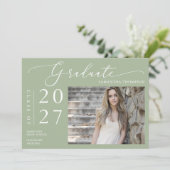 Invitation Dusty Green Minimal Script Graduation de l'école P (Debout devant)