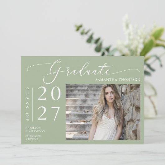 Invitation Dusty Green Minimal Script Graduation de l'école P (Debout devant)
