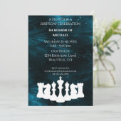 Invitation Échecs Bleu Nebula Classique Échecs Pièces Anniver (Debout devant)