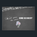 Invitation Éclairage de chaîne Mason Jar Chalkboard PORTEUR D<br><div class="desc">Serez-vous ma carte de design BÉNÉFICIANT D'UN RING avec des lumières brillantes le soir, un pot de mason plein de fleurs d'hydrangée douce, un tag en tableau avec des initiales de mariée et de mariée, le tout sur un arrière - plan de tableau noir. Voir aussi d'autres articles correspondants dans...</div>