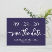 Invitation Économisez la date de mariage chic script bleu mar (Debout devant)