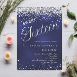 Invitation Écriture en argent bleu marine élégante Sweet 16<br><div class="desc">Une invitation Sweet 16 moderne. Un arrière - plan bleu marine,  de couleur inégale et le mot Seize écrit avec de grandes lettres. Décoré avec des confettis faux argent. Personnalisez et ajoutez un nom et des détails du parti.</div>