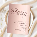 Invitation Écriture or rose luxe 40e anniversaire<br><div class="desc">Une invitation design et moderne pour une fête de 40e anniversaire. arrière - plan en or rose dégradé et le mot Quarante écrit avec d'élégantes grandes lettres de script en or rose foncé. Personnalisez et ajoutez un nom et des détails du parti.</div>