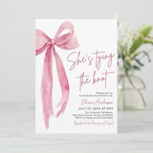 Invitation Editable She's Tying the Knot Fête des mariées Inv (Debout devant)