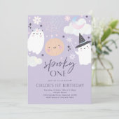 Invitation Éffrayant Une Mignonne Halloween Ghost 1ère fête d (Debout devant)