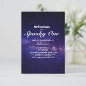 Invitation Éffrayant Une Mignonne Halloween Ghost 1ère fête d (Debout devant)