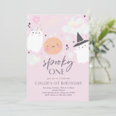 Invitation Éffrayant Une Mignonne Halloween Ghost 1ère fête d (Debout devant)