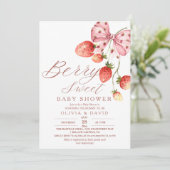 Invitation Élégant Baby shower de baies sucrées (Debout devant)