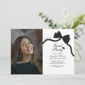 Invitation Élégant Black Bow Graduation Party Photo (Debout devant)