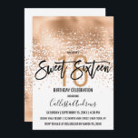 Invitation Elégant blanc huile d'or Confetti Ombre Sweet 16<br><div class="desc">Ce Sweet 16 Invitation chic et glamour est un design branché et branché avec une fausse feuille d'or filée abstraite confetti ombre dégradé au sommet d'un arrière - plan blanc. C'est parfait pour la fille d'anniversaire moderne et élégant avec son imprimé simple et joli et la typographie artisanale de la...</div>
