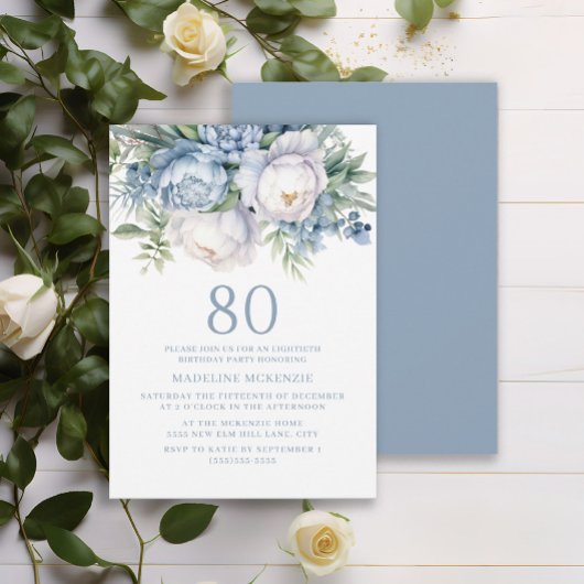 Invitation Elégant bleu bleu blanc floral 80e anniversaire